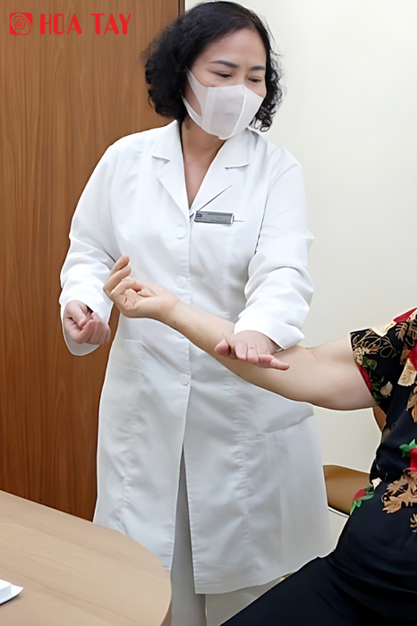 Đồng phục áo blouse bác sĩ, dược sĩ - Đồng Phục Hoa Tay - Công Ty Cổ Phần Thời Trang Đồng Phục Hoa Tay